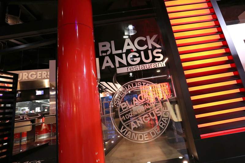 Logo BlackAngus sur la vitrine du restaurant